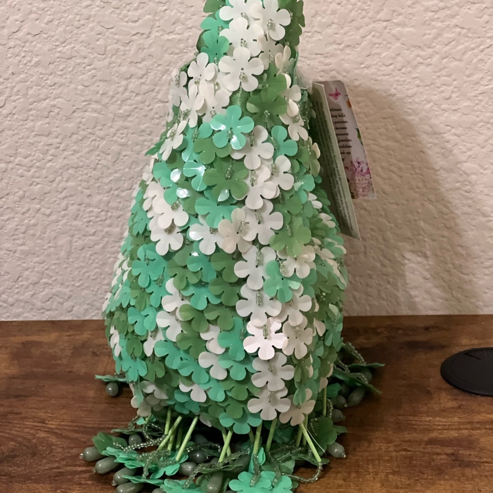 Floral Beaded Green and White Bag 🌿 - Picture 7 of 12